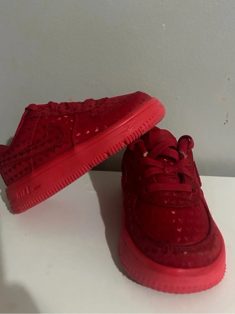 Nike Kids Red Low-Top Sneakers with Subtle Pattern